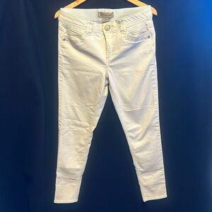 Democracy Size 8 “Ab” Technology Comfort Stretch Jeans Off White